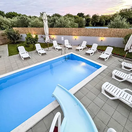 펜션 In Mit Grosser Terrasse By Interhome